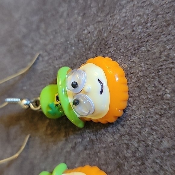 3/$30 VTG Acrylic Irish Leprechaun St. Patrick's Dangle Hook Earrings - Picture 3 of 7
